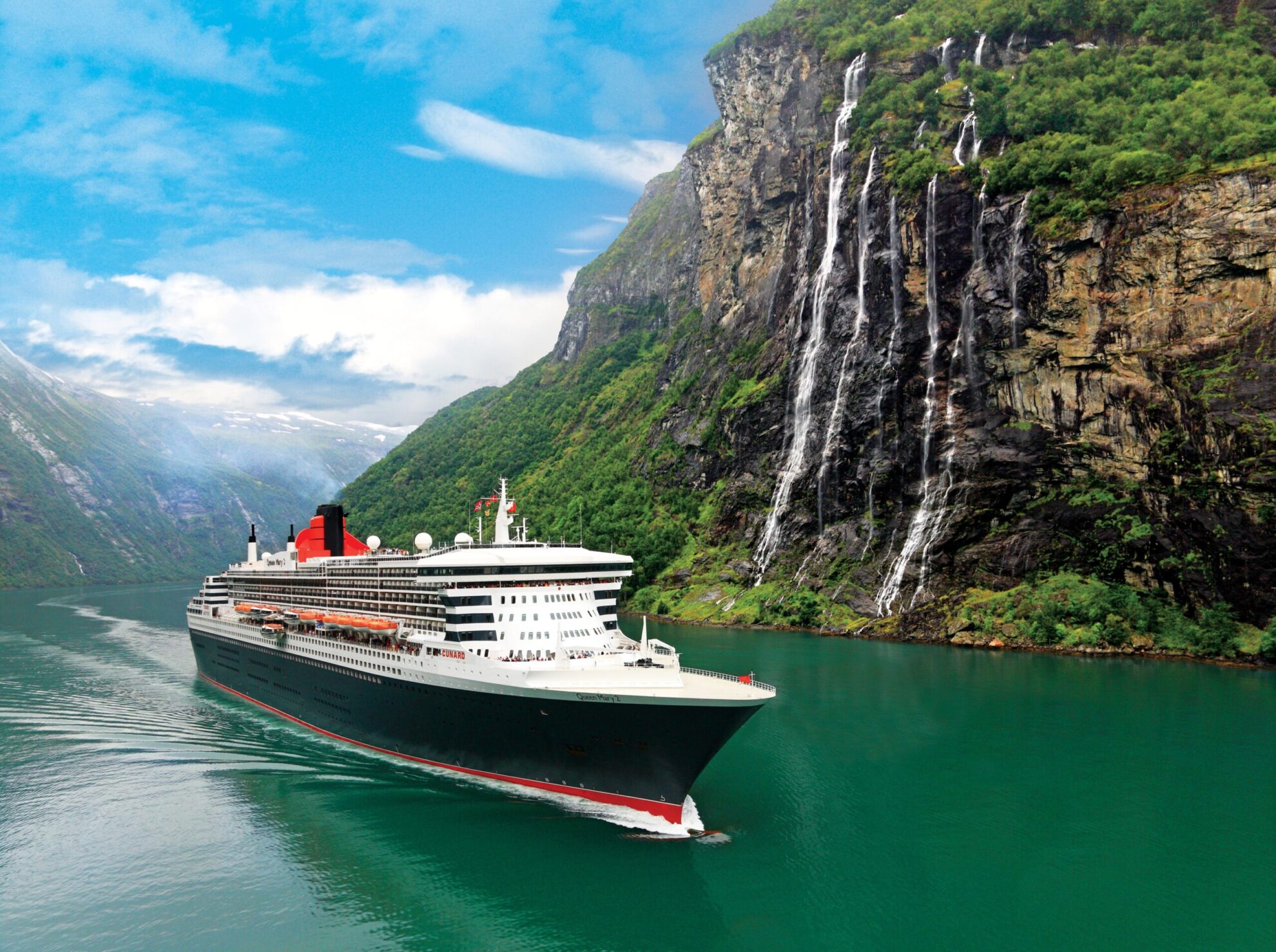19517 QM2 im Geirangerfjord_neu©Bildagentur Huber_Gräfenhain Kopie-min